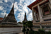 Bangkok Wat Arun - The area with four chedi lined east-west and the pavillon of the Buddha footprint. 